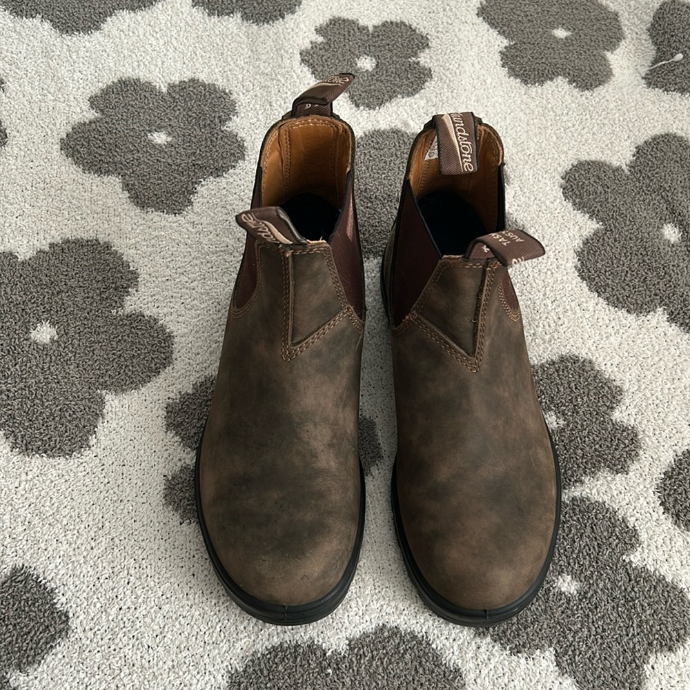 Blundstone #585 women’s classic Chelsea boot. Rustic Brown.
